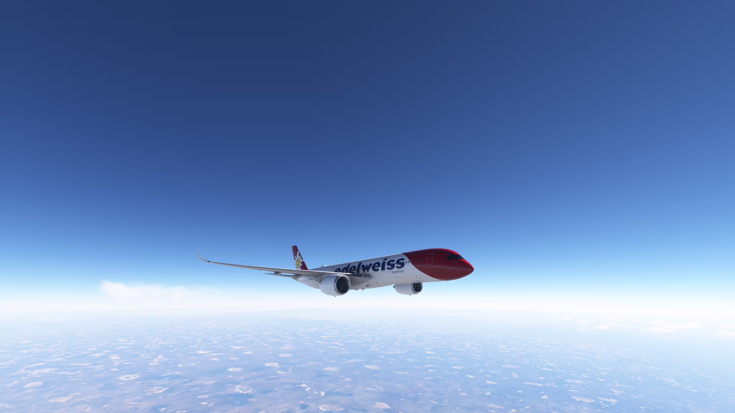 Ein cooles Edelweiß-Flugzeug hebt ab und zieht mit seinem stylischen Rot-Weiß-Blau-Design elegant durch den strahlend blauen Himmel. Unten sind Wolken, die Landschaft verdecken – der perfekte Flugtag für alle Simulator-Fans!.